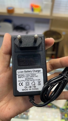 CE FCC ROHS 인증 16.8V 2A 리?? 이온 배터리 충전기